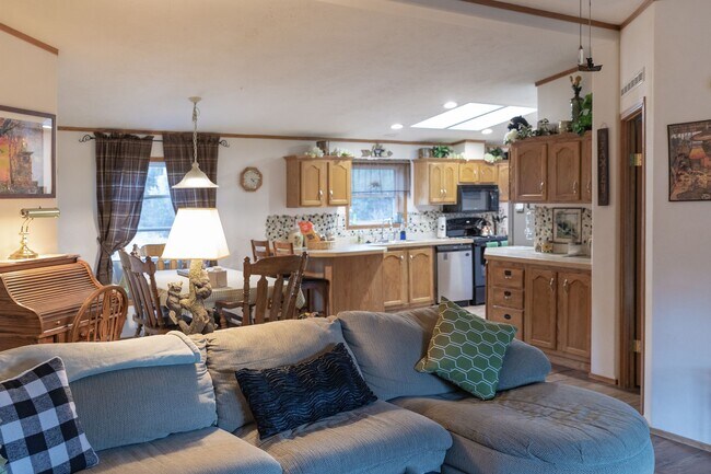 Foto del edificio - 352 Spring Rd