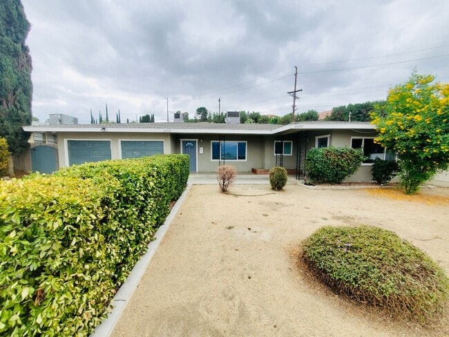 Foto del edificio - 24399 University Ave