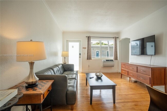 Foto del edificio - 7445 Harding Ave