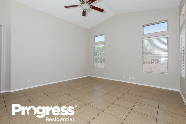 Foto del edificio - 6704 E Russell St