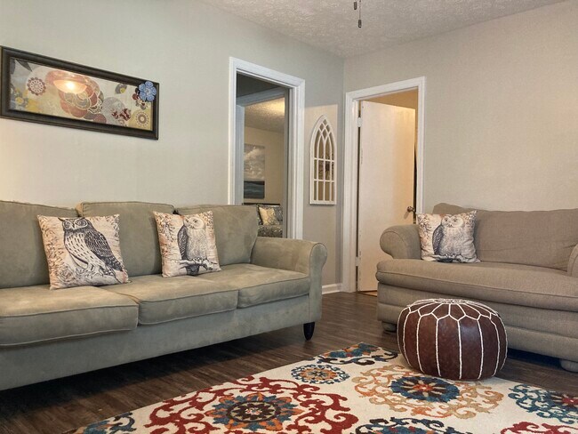 Sala de estar - 4706 Drew Ave