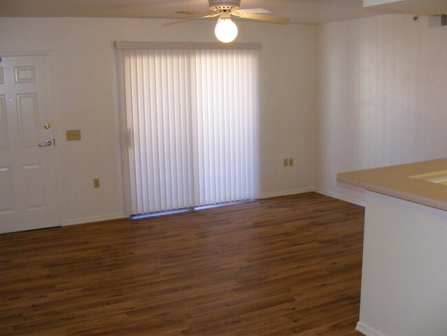 Building Photo - 2485 N Alvernon Way