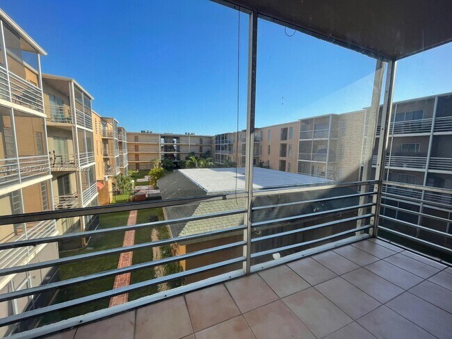 Foto del edificio - 4848 NW 24th Ct