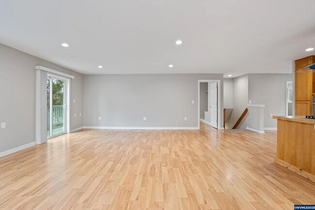 Foto del edificio - FIRST MONTH FREE W/12 MONTH LEASE! Newly R...