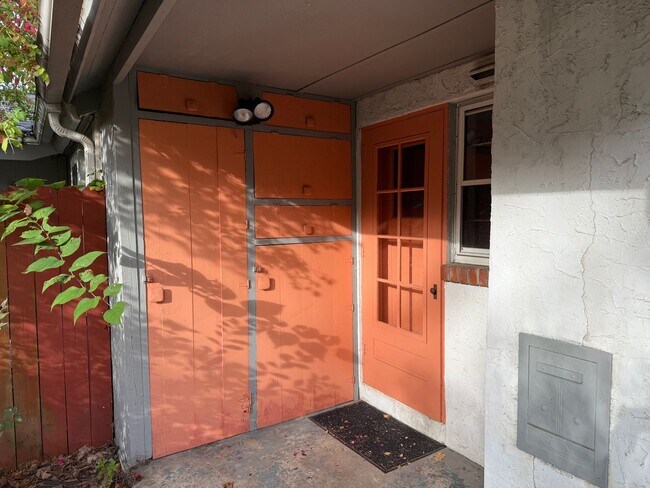 Foto del edificio - Two Bedroom Duplex Located Just Blocks from Downtown - No Students Permitted
