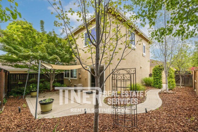 Foto del edificio - Great Three Bedroom Home in Folsom