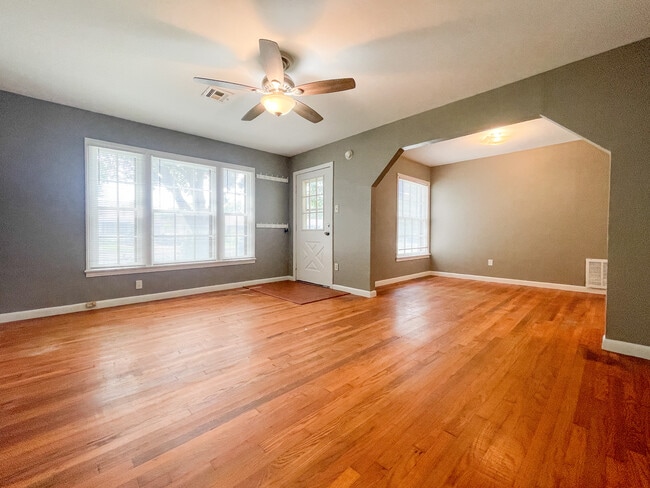Building Photo - 1405 Guthrie Dr