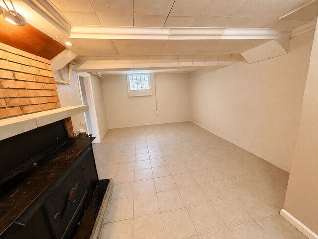 Building Photo - 730 Golfview Dr