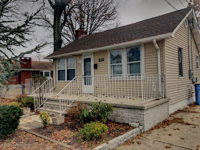 Building Photo - 222 Laurel Ave