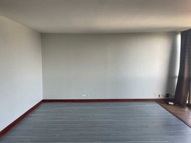 Building Photo - 4343 N Clarendon Ave