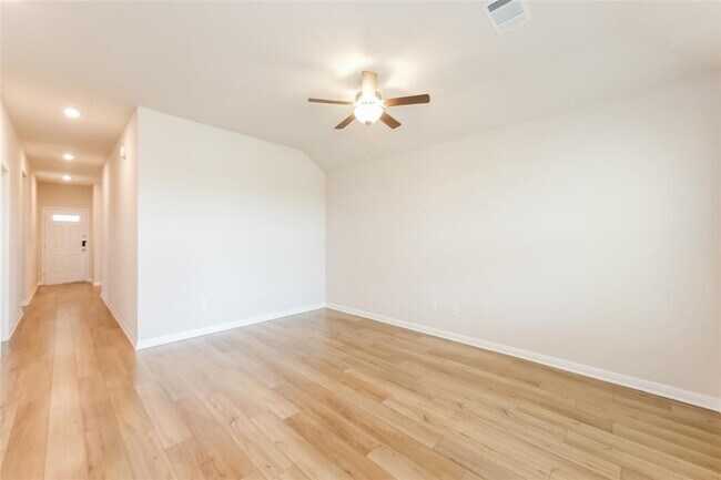 Building Photo - 1021 Round Bale Rd