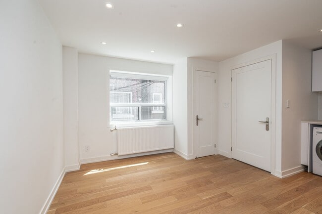 Building Photo - 28 Balmoral Ave