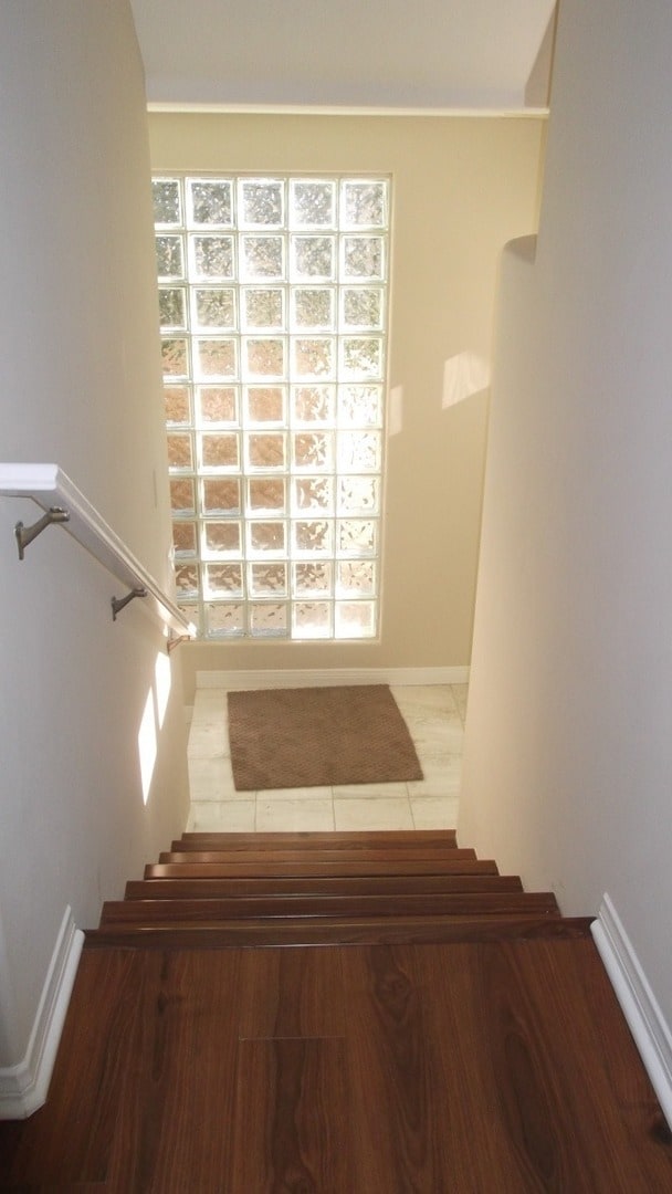 Building Photo - Stunning Updated & Spacious 3-Level Townho...