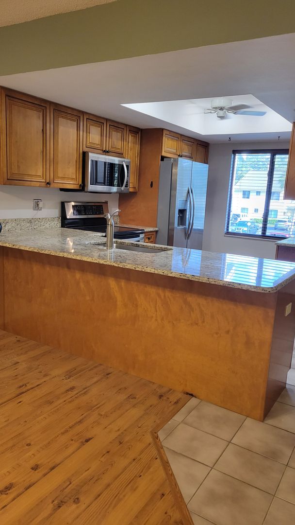 Building Photo - Annual unfurnished renovated 2/2 2nd floor...