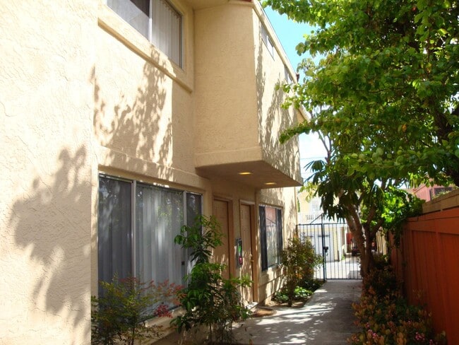 Building Photo - 3 Bed 2.5 Bath Townhome only blocks to Beach & Bay