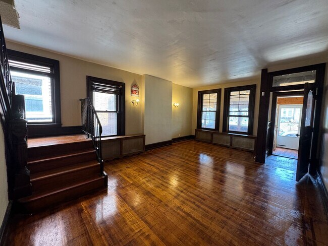 Foto del edificio - Beautiful 4-Bedroom Twin Home in Elmwood P...