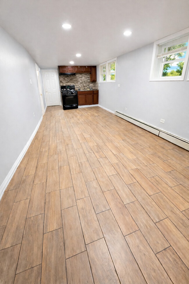 Building Photo - 5518 W Melrose St