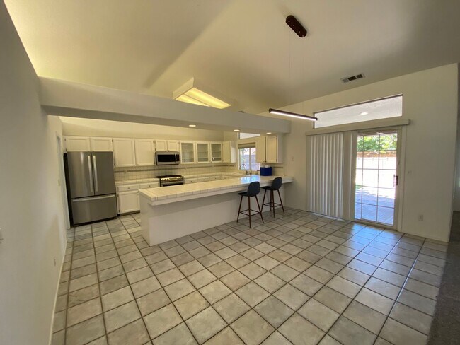 Foto del edificio - NW Visalia Home with pool Available soon