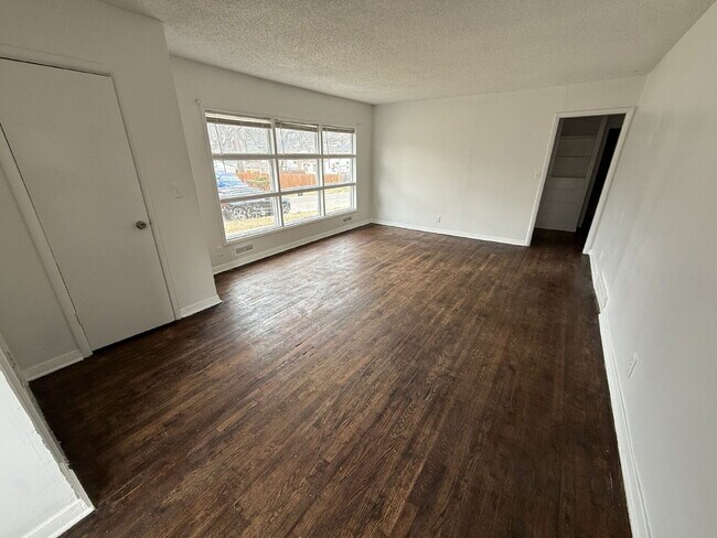 Foto del edificio - **READY NOW** 4 Bedroom/2 Bath Home In KCMO