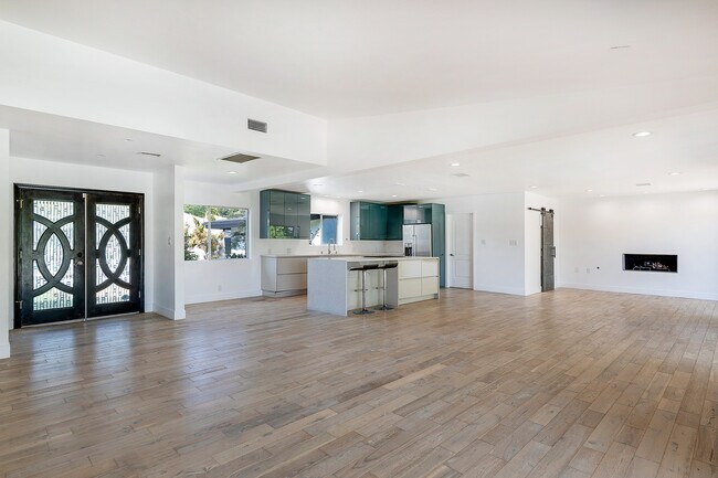 Building Photo - 2700 Carmar Dr