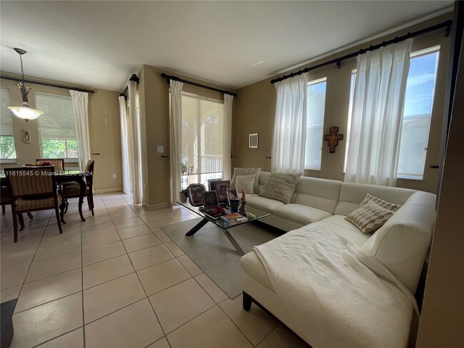 Building Photo - 160 Jacaranda Country Club Dr