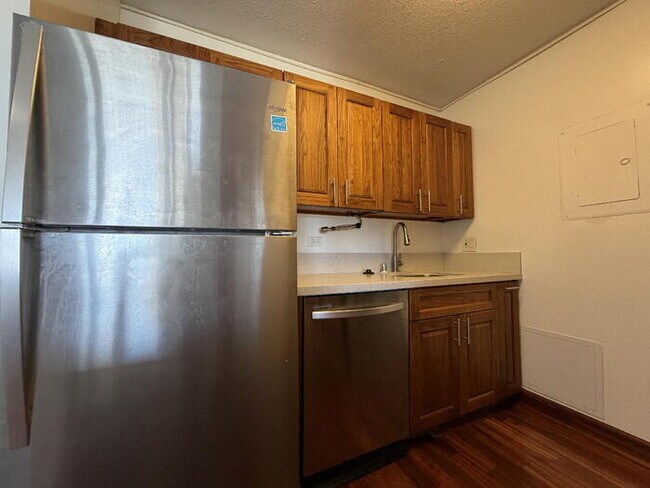 Foto del edificio - To register for the showing time below, note the 4 digit code: 4243 and click "APPLY NOW."(mobile...