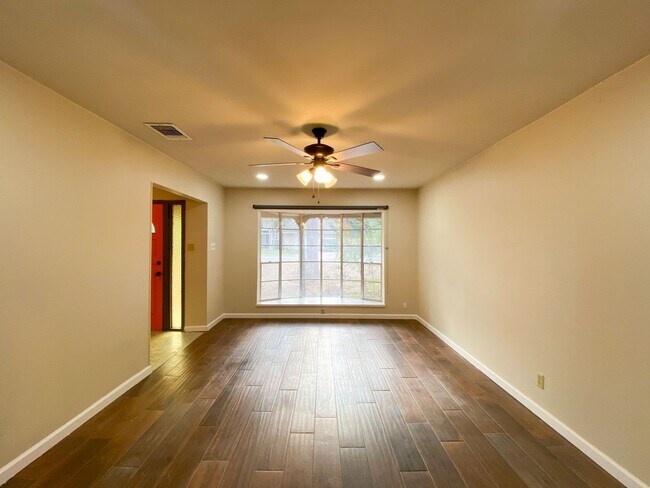 Foto del edificio - WHISPERING OAKS RARE FIND 3 BD/2 BA AVAILABLE APRIL 7TH!