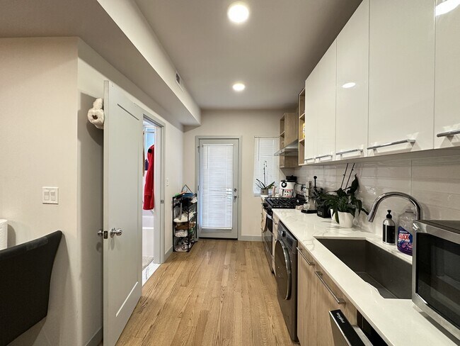 Foto del edificio - 2431 W Walton St