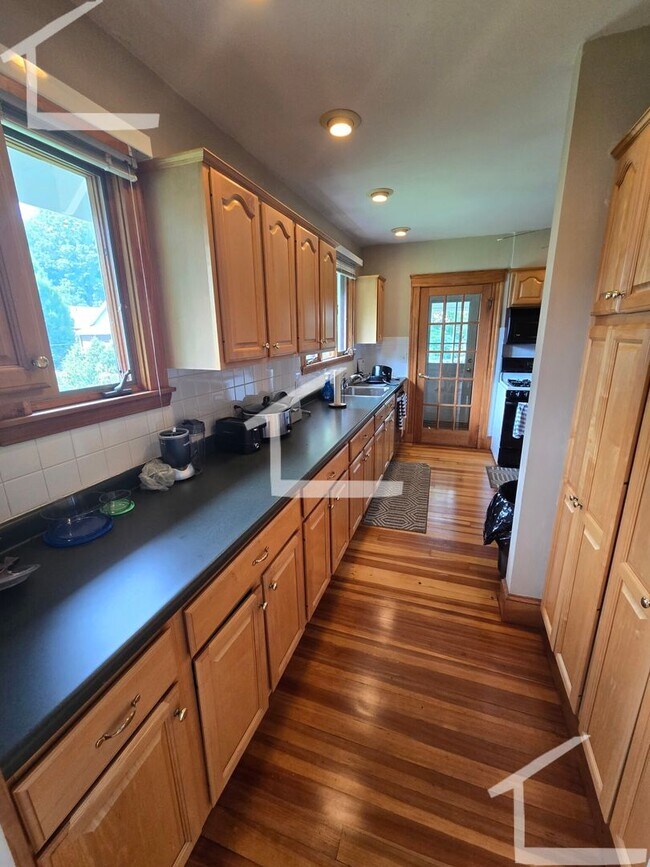 Foto del edificio - EXTRA-LARGE BRIGHTON 3 BEDROOM!   BIG ROOM...