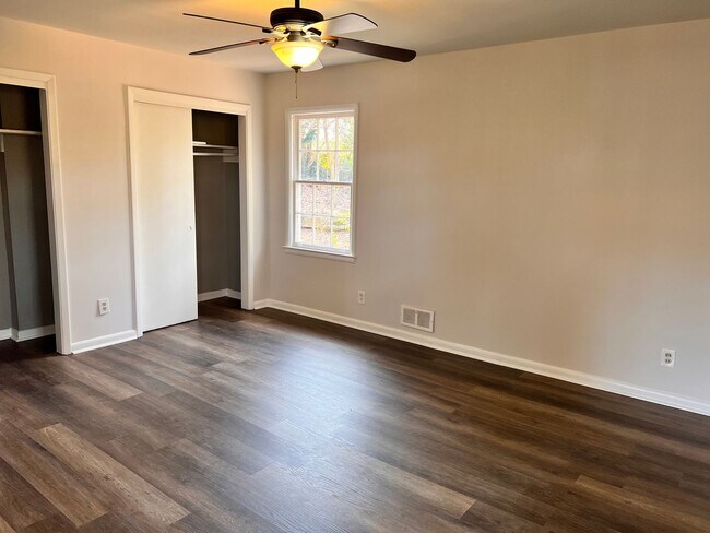 Foto del edificio - Great Natural light, Great yard
