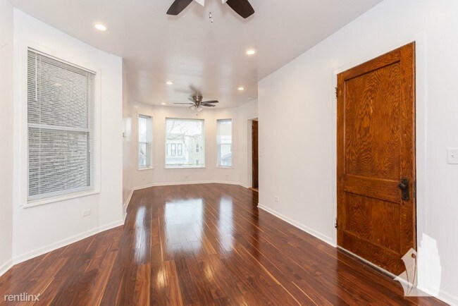 Foto del edificio - 2631 N Troy St