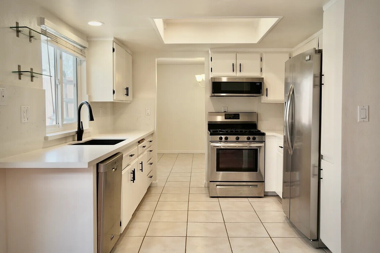 Foto del edificio - 127 Maple Rd