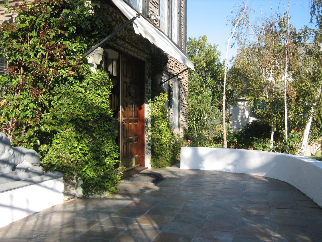 Foto del edificio - 2402 N Hollyridge Dr