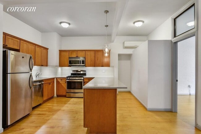 Building Photo - 686 Grand St