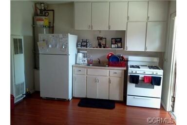 Interior - Kitchen - 123 S Cypress Ave