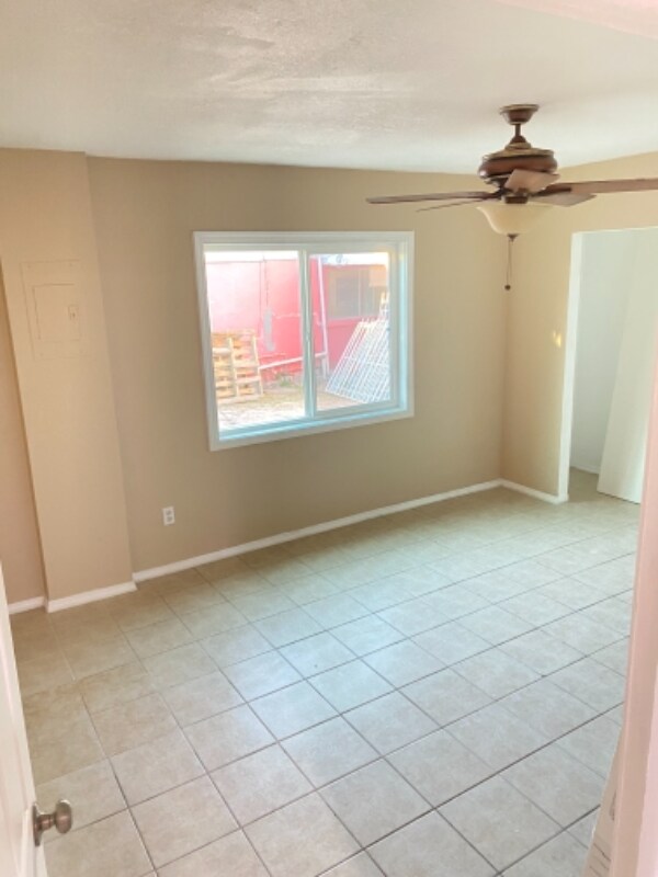 Building Photo - 611 Maxine Dr
