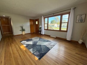 Building Photo - 1240 Eleanor Dr