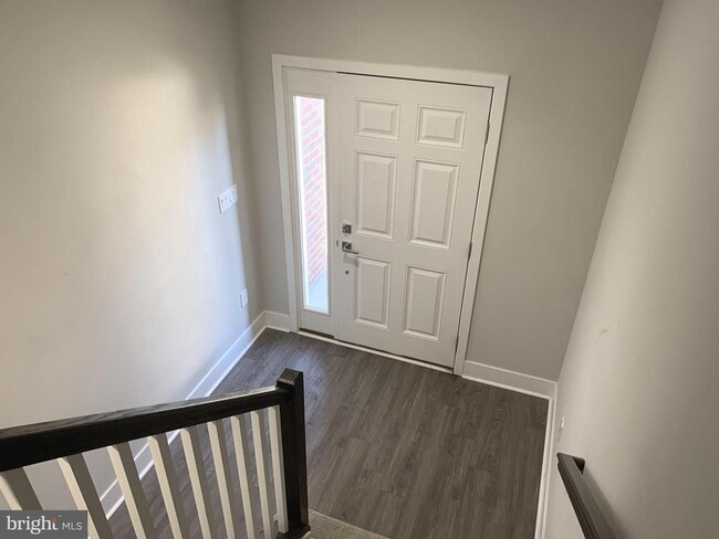 Building Photo - Beautiful end of group 4bd 3.5bth townhous...