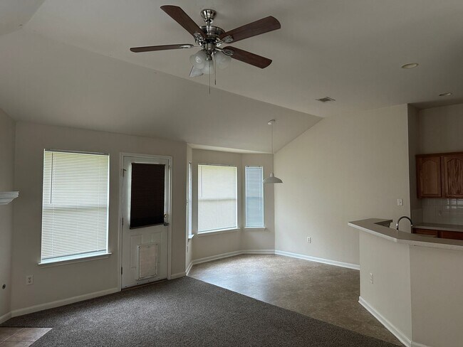 Building Photo - College Station - 3 bedroom - 2 bath - Garage and fenced in yard.