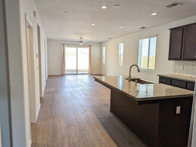 Foto del edificio - 6158 E. Adena Ave. (Clinton/Armstrong)