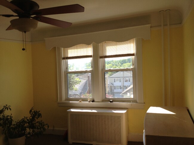 Building Photo - 141 Gainsborg Ave E