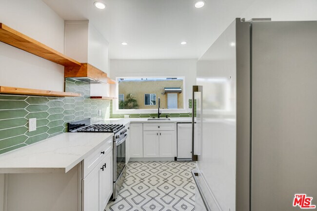 Foto del edificio - 633 N Rampart Blvd