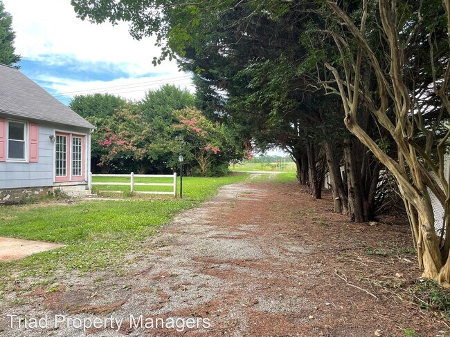 Building Photo - 1 br, 1 bath House - 210 S. Chimney Rock Rd.