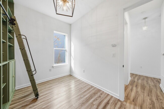 Foto del edificio - Spacious 3-Bed, 3-Bath Condo with Scenic Views in Vibrant Austin!