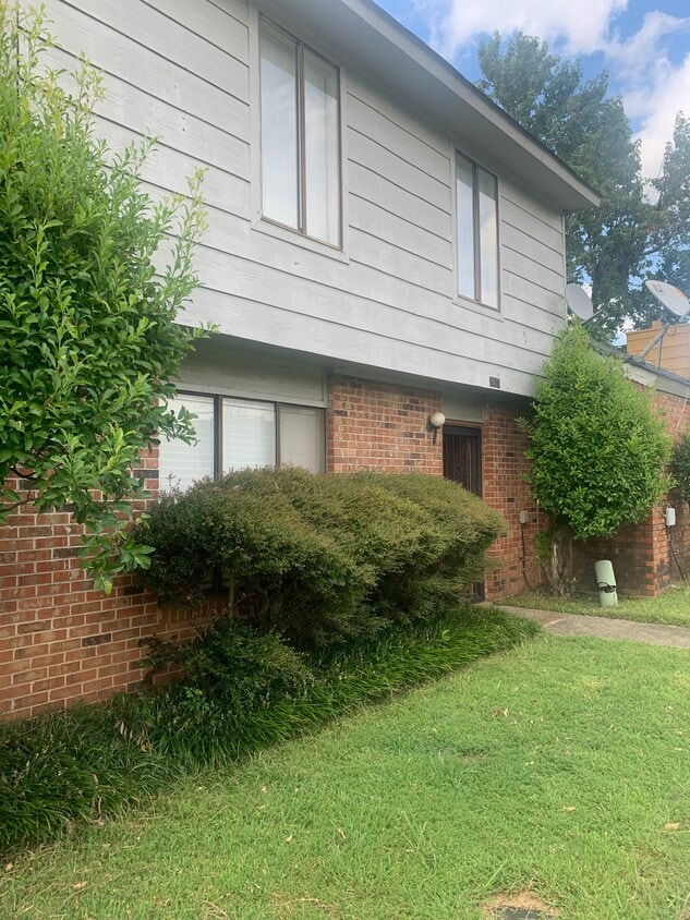 Primary Photo - 2117-2117 7 Oaks Dr