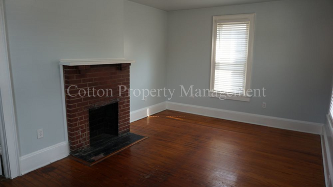 Building Photo - Beautiful 2BR/1BA Renovated, Historic Prop...