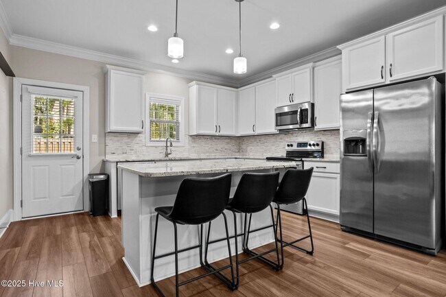 Building Photo - 127 Lark Dr