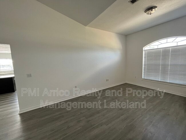 Building Photo - 2120 Farrington Dr