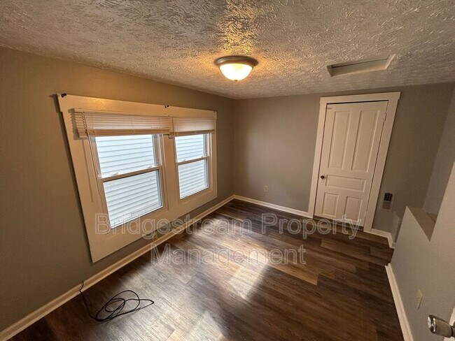 Building Photo - 51 S Sperling Ave