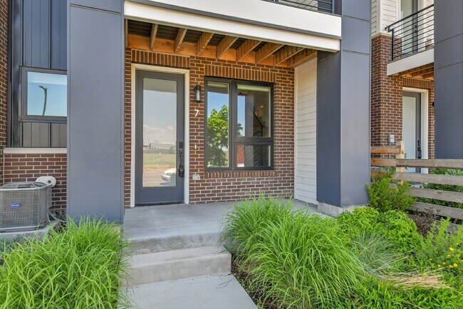 Building Photo - $3,200 - 2 Bed, 2.5 Bath Townhome in Prime...